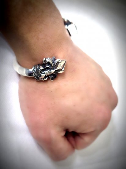 Mondo&RoS「Lily Crown Triangle Wire Bangle 」